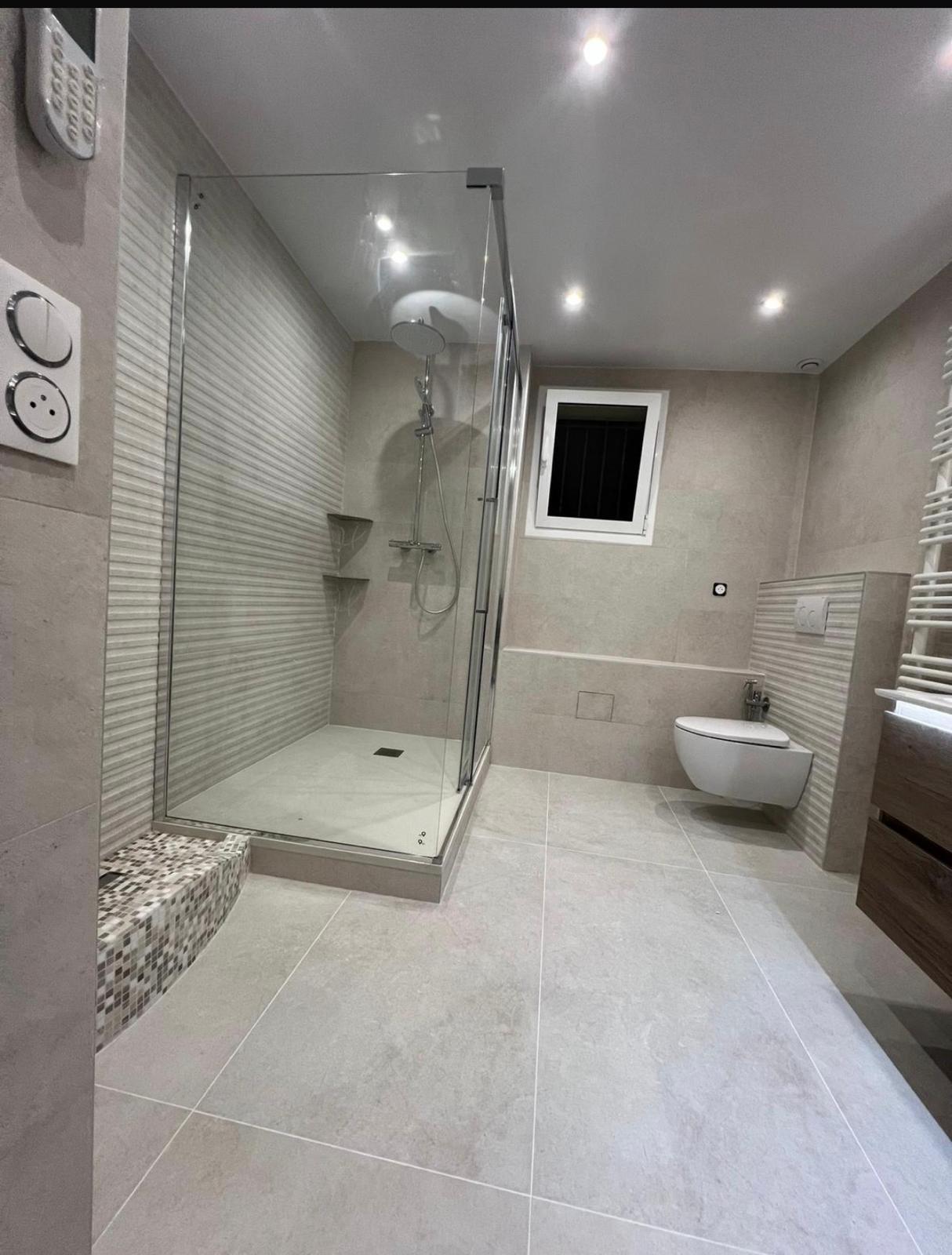 Rénovation complète d'une salle de bain — avant / après