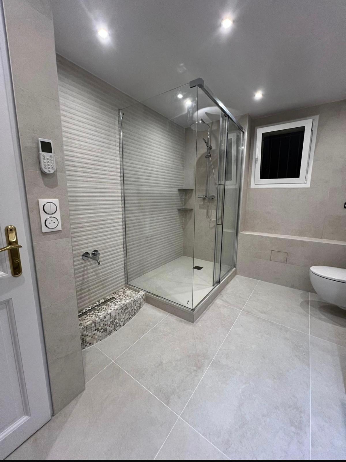 Rénovation complète d'une salle de bain — avant / après — photo 2