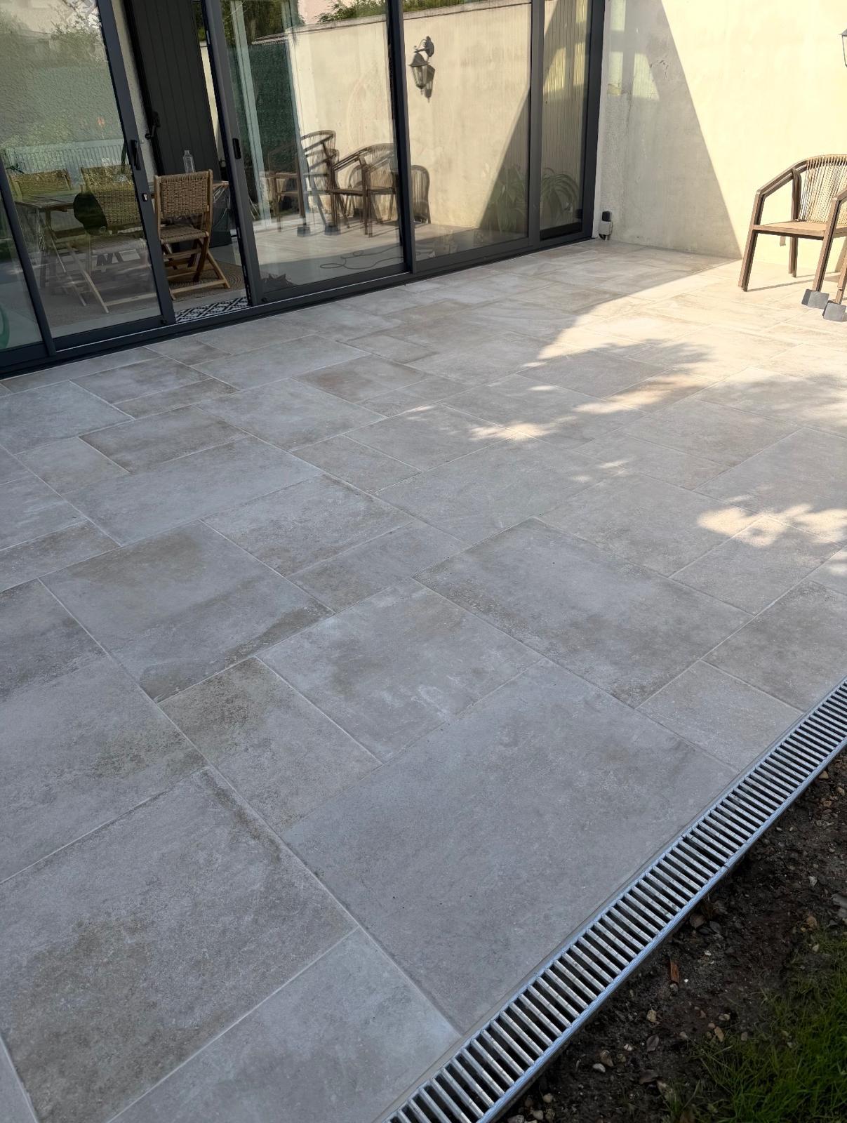 Terrasse en grès cérame effet pierre