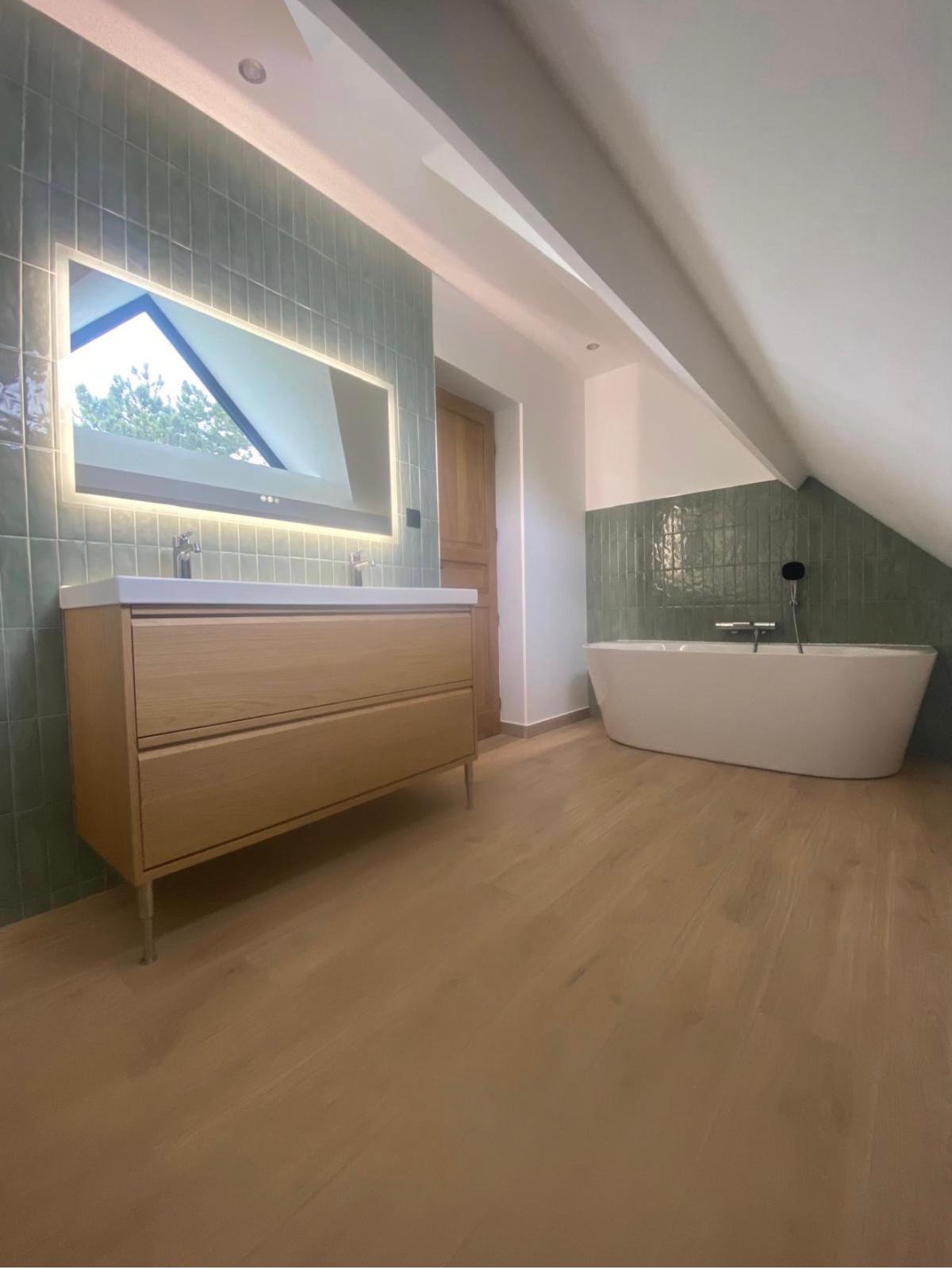 Salle de bain sous combles — zellige vert d'eau & baignoire îlot