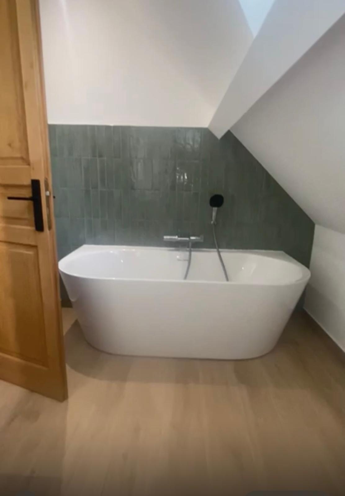 Salle de bain sous combles — zellige vert d'eau & baignoire îlot — photo 2