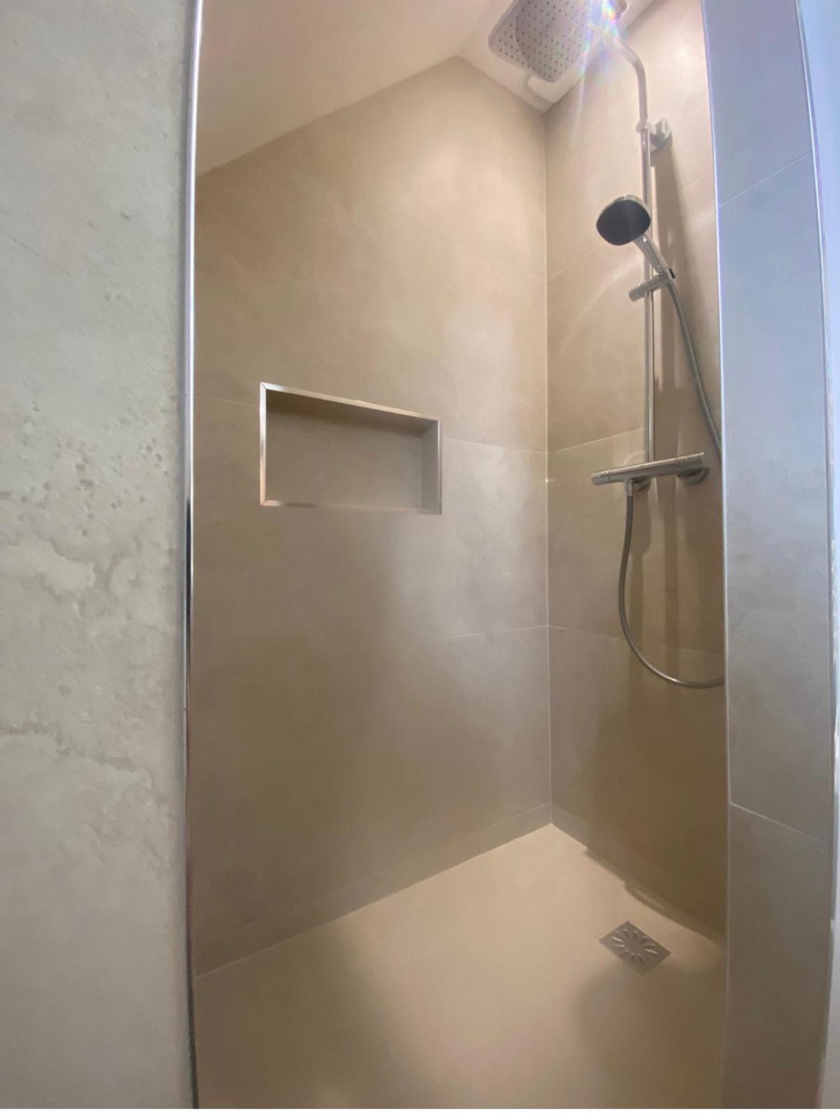 Douche italienne sous pente — grand format effet travertin