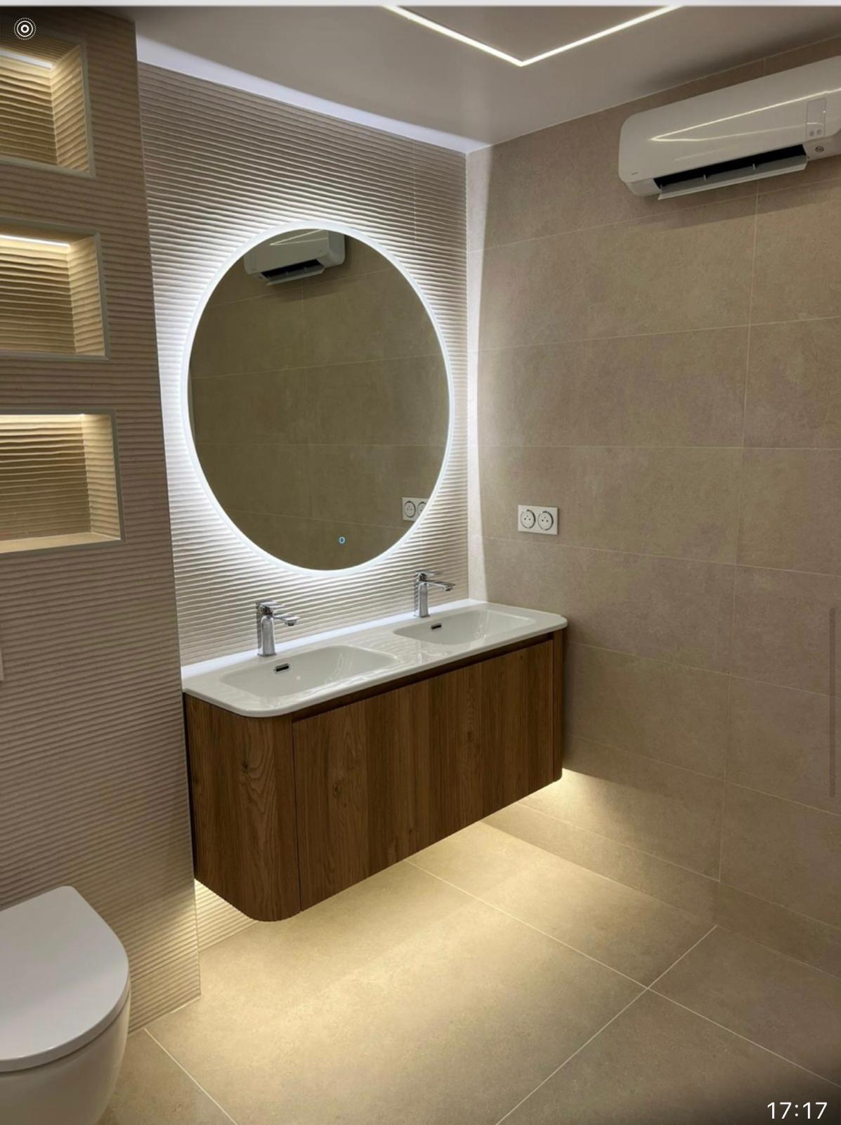 Grande salle de bain contemporaine — douche italienne & éclairage LED