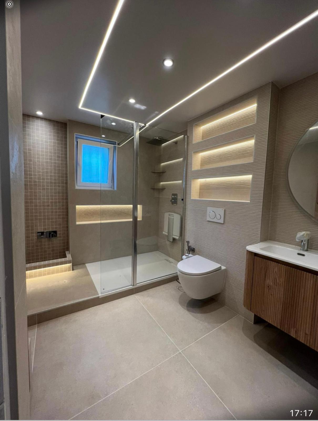 Grande salle de bain contemporaine — douche italienne & éclairage LED — photo 2