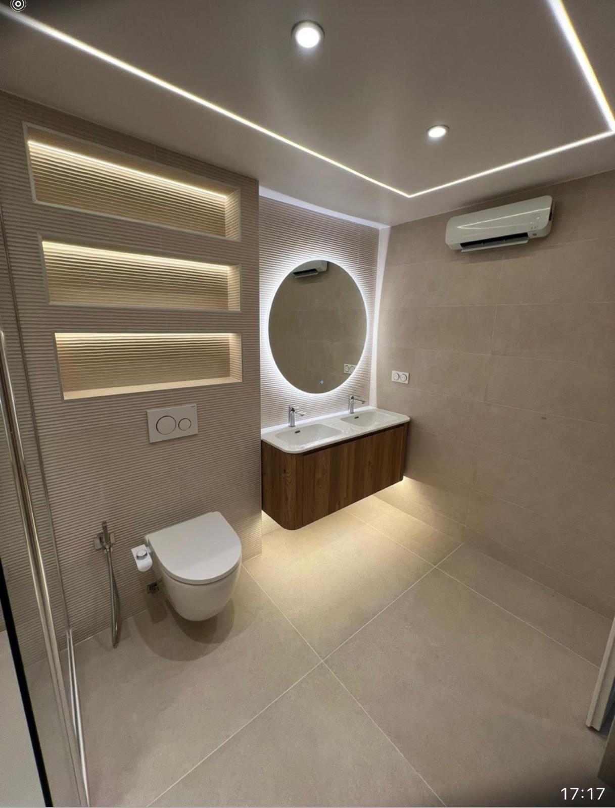 Grande salle de bain contemporaine — douche italienne & éclairage LED — photo 3