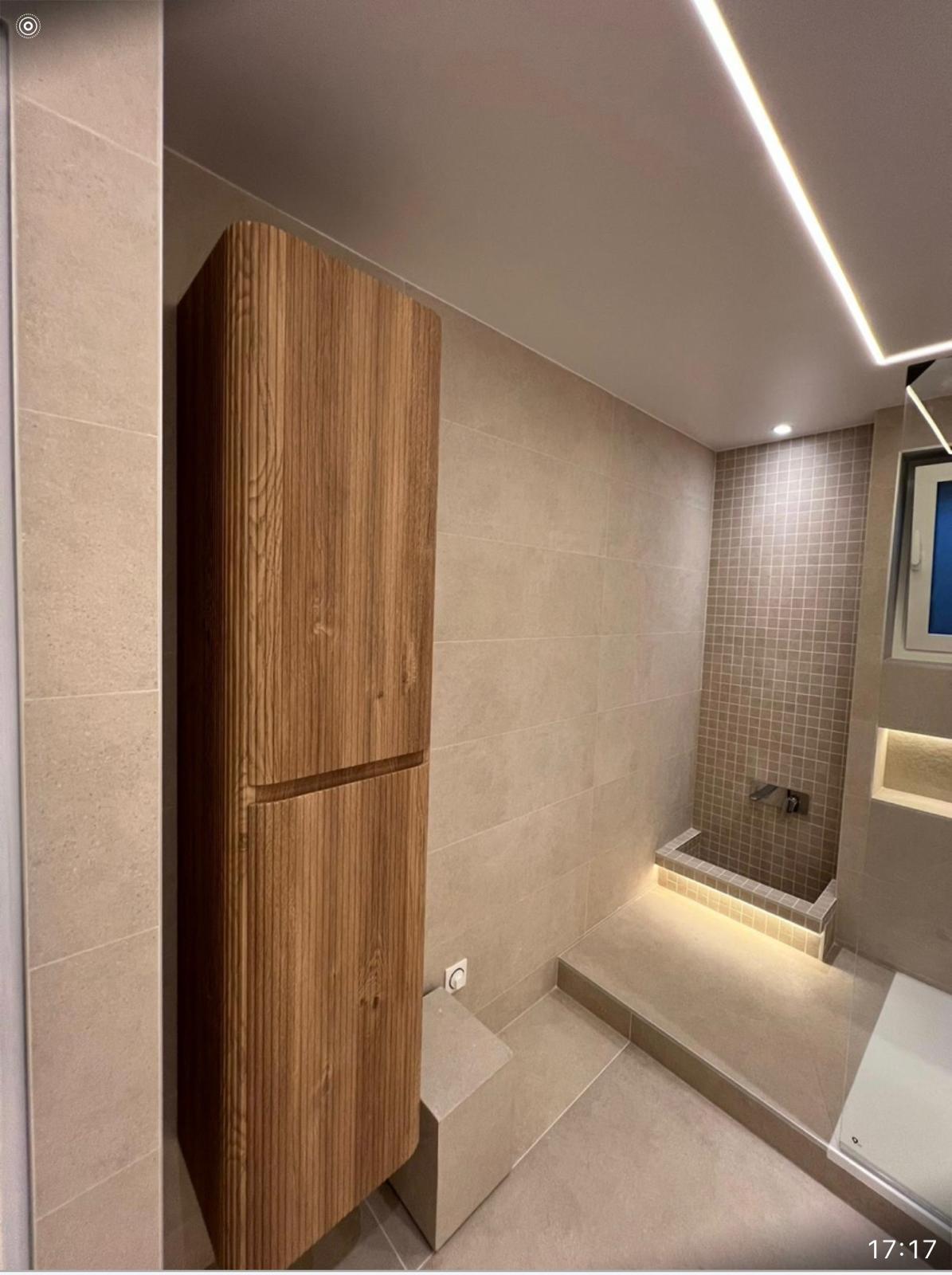 Grande salle de bain contemporaine — douche italienne & éclairage LED — photo 4