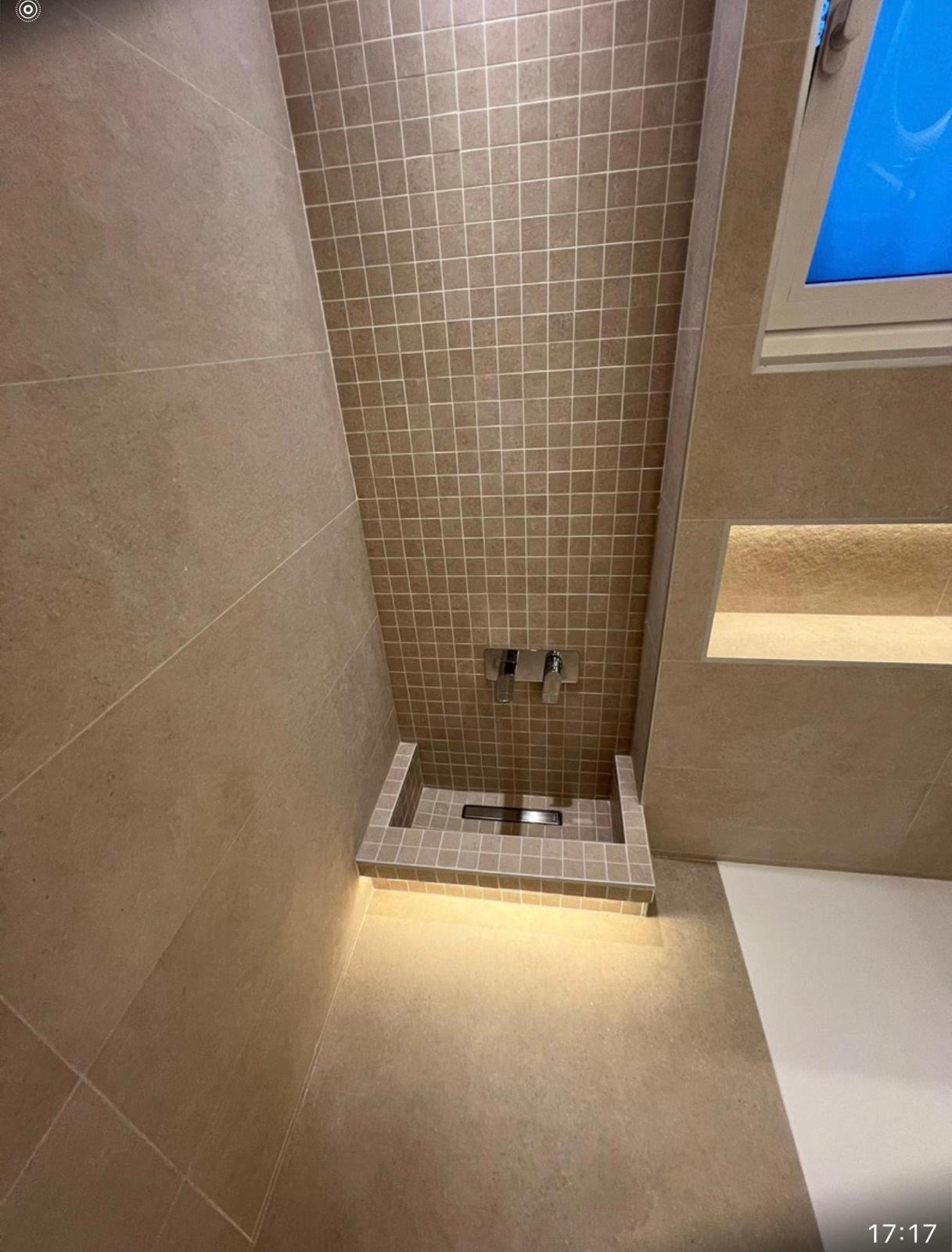 Grande salle de bain contemporaine — douche italienne & éclairage LED — photo 5
