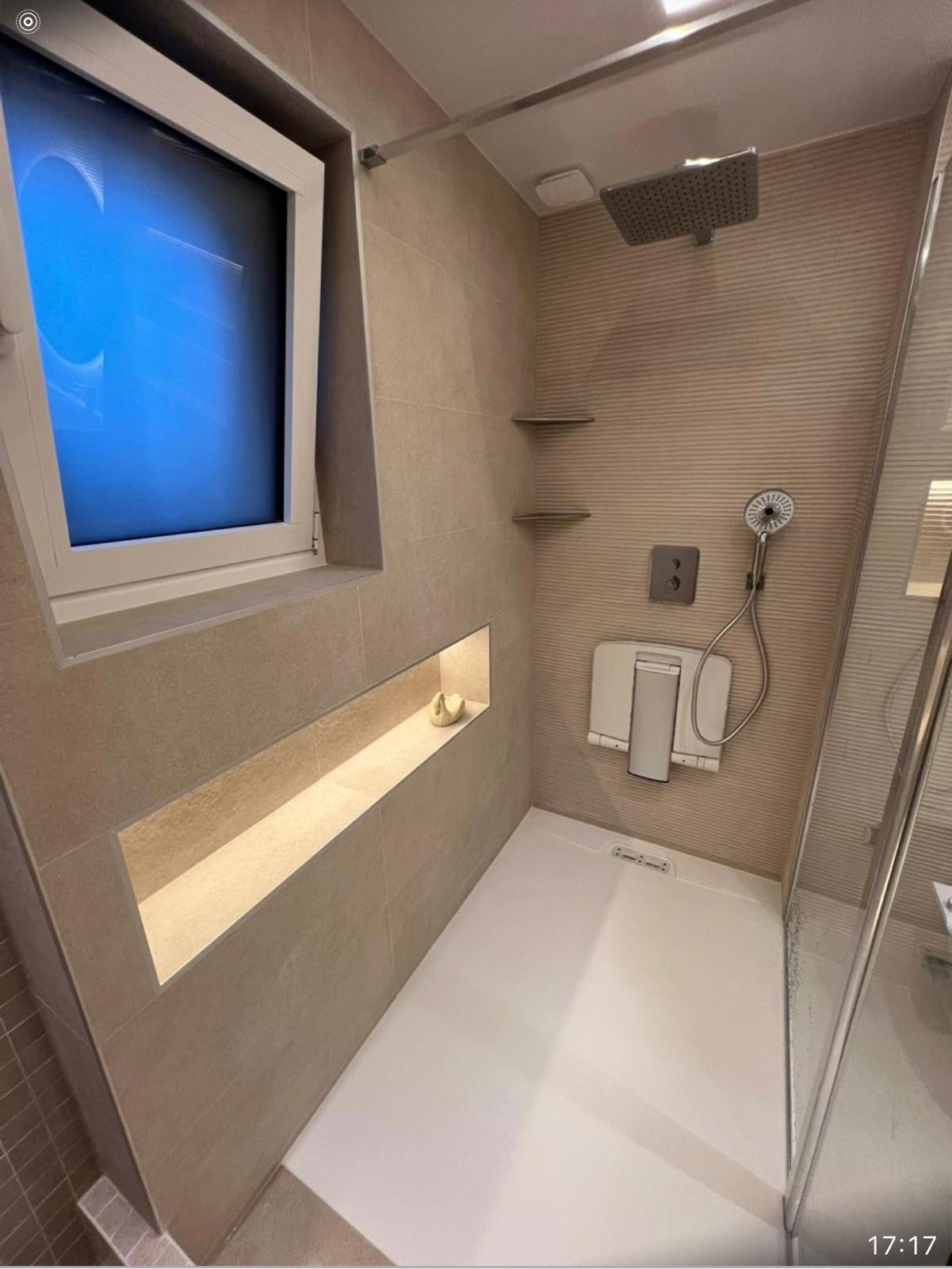 Grande salle de bain contemporaine — douche italienne & éclairage LED — photo 7