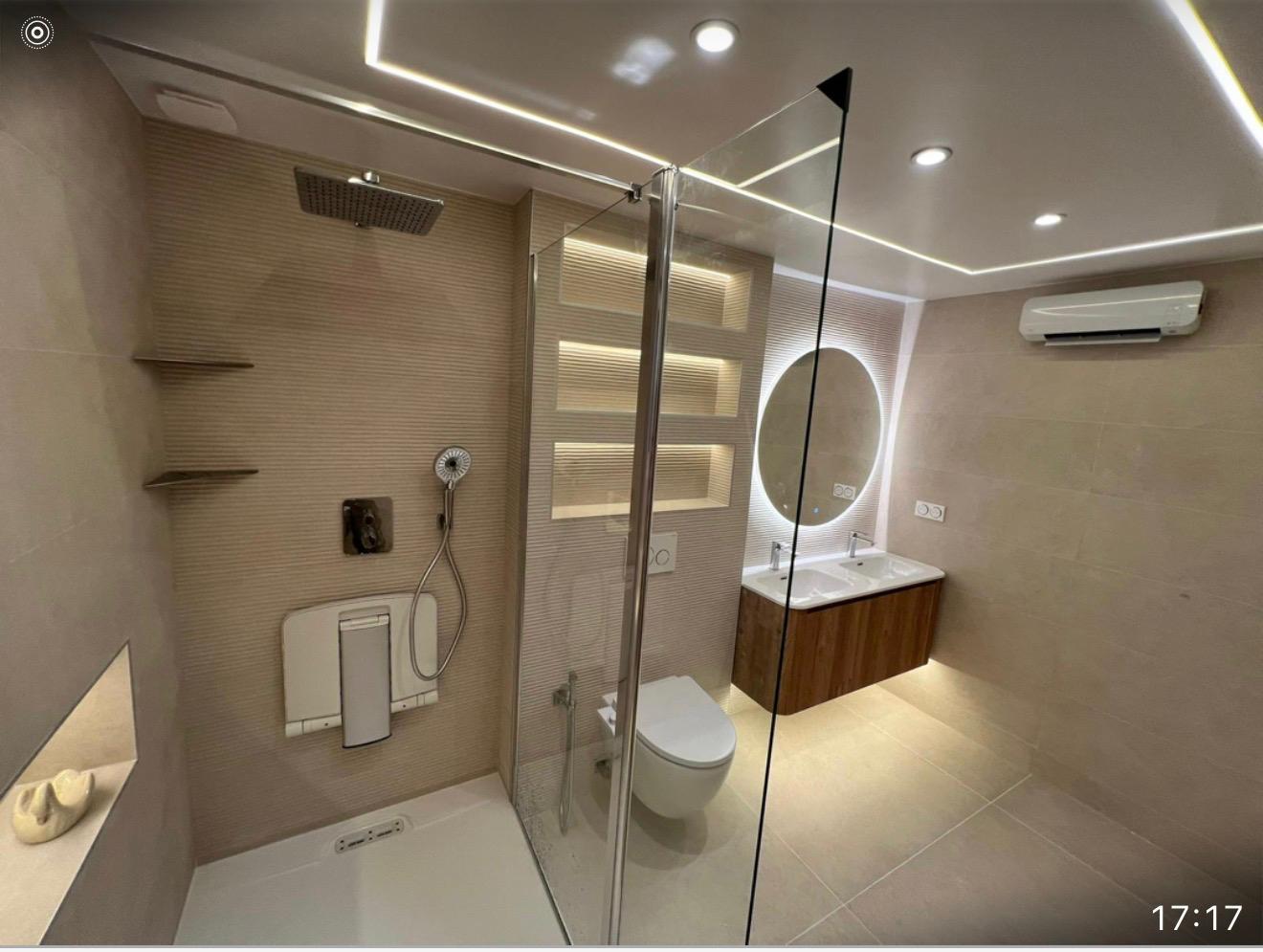 Grande salle de bain contemporaine — douche italienne & éclairage LED — photo 8