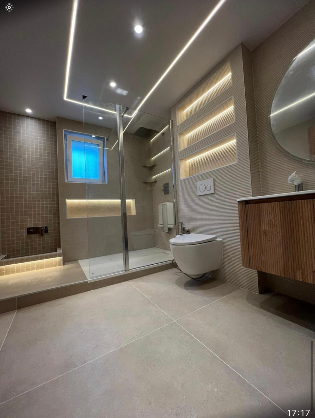 Grande salle de bain contemporaine — douche italienne & éclairage LED — photo 9