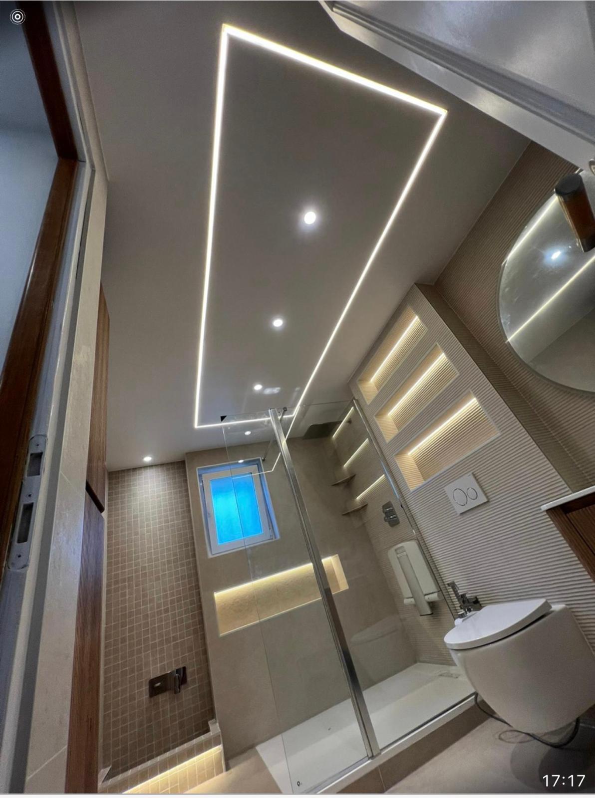 Grande salle de bain contemporaine — douche italienne & éclairage LED — photo 10