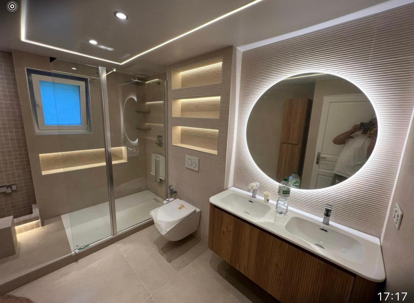 Grande salle de bain contemporaine — douche italienne & éclairage LED — photo 11