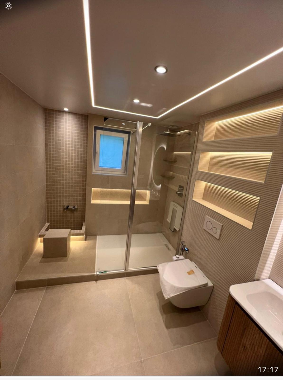 Grande salle de bain contemporaine — douche italienne & éclairage LED — photo 12