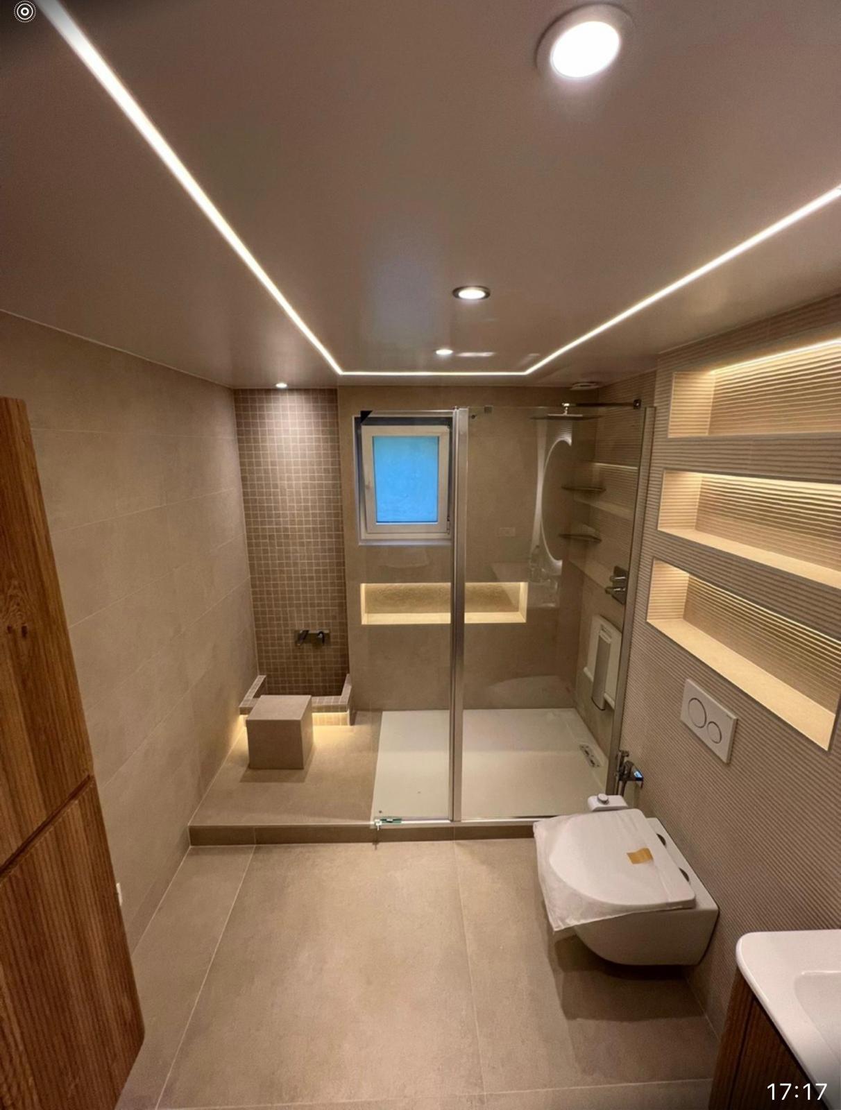 Grande salle de bain contemporaine — douche italienne & éclairage LED — photo 13